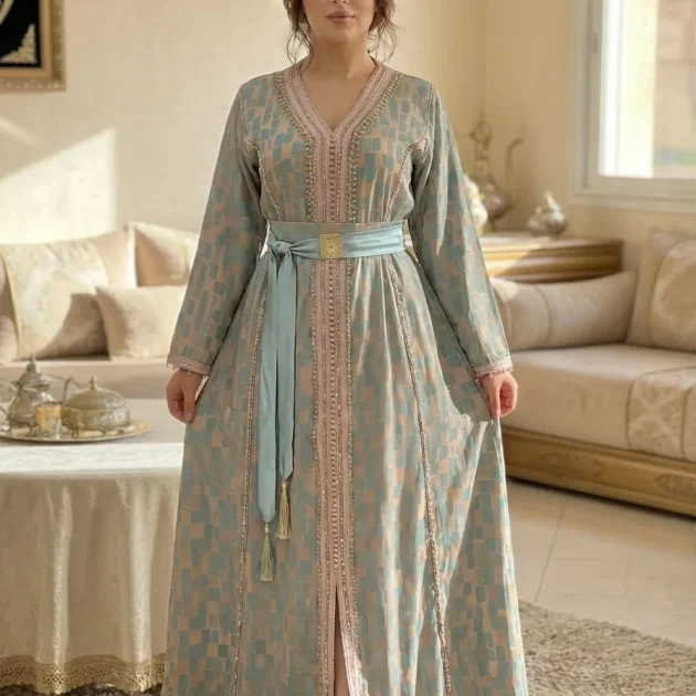 كمخة فاخرة – قفطان عصري مطرز مناسب للأعراس والمناسبات